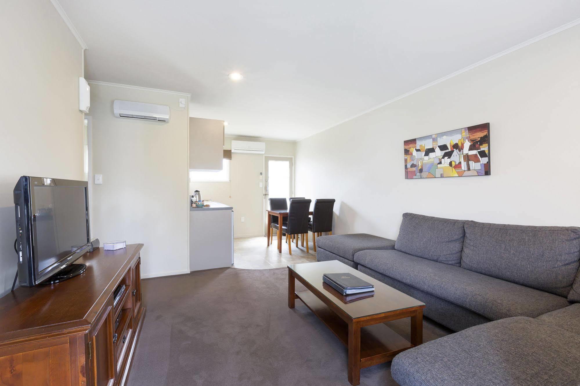Colonial Court Motor Inn Tauranga Bagian luar foto