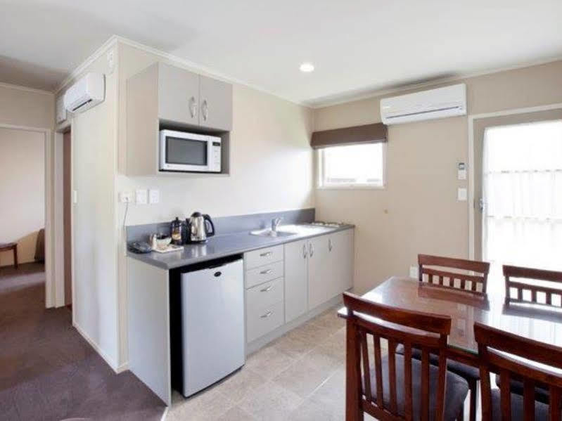 Colonial Court Motor Inn Tauranga Bagian luar foto