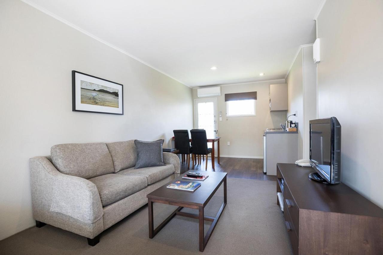 Colonial Court Motor Inn Tauranga Bagian luar foto